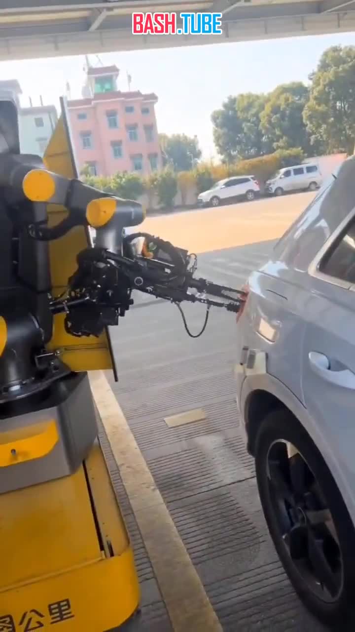  Заправочная станция в Ханчжоу, Китай – робот заправляет машину