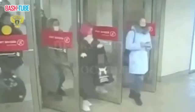 ⁣ В Москве поймали девушек, которые крали телефоны в метро