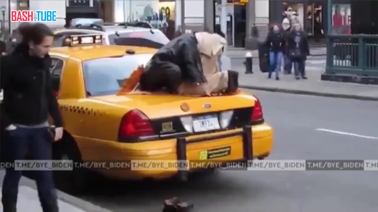 ⁣ Во всем Нью-Йорке не нашлось другого места для намаза, кроме багажника такси - иначе подобное зрелище никак не объяснить