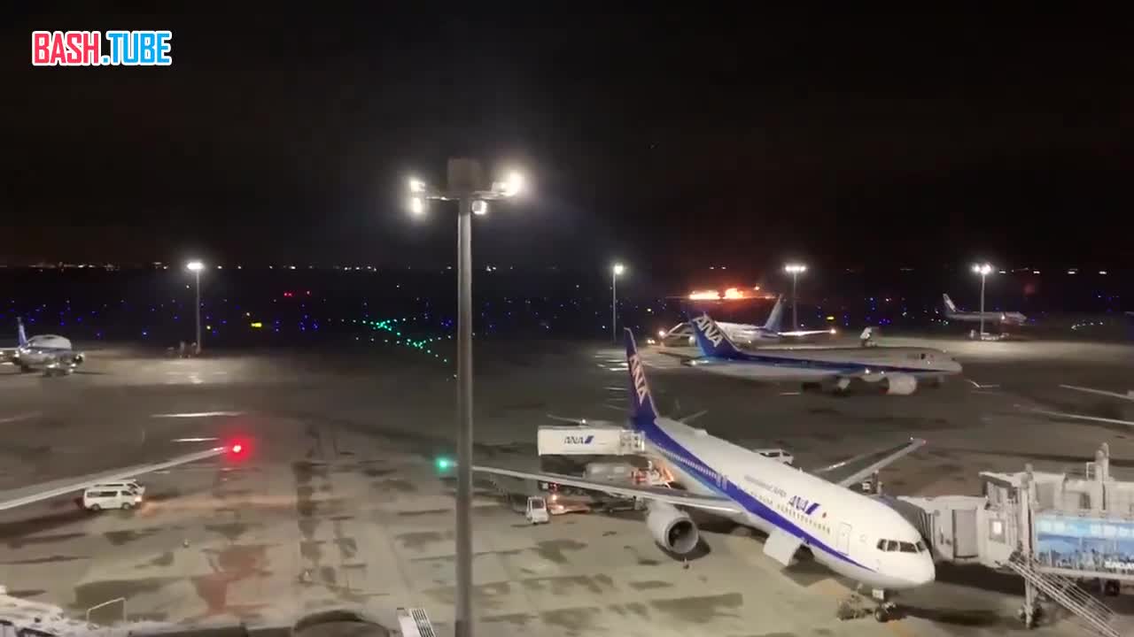 ⁣ Самолет японских авиалиний загорелся при посадке в международном аэропорту Ханеда в Токио