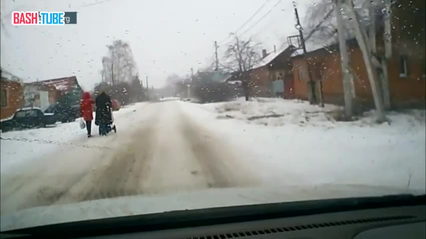⁣ Снегоход на бешеной скорости в нескольких метрах от детской коляски влетел в машину