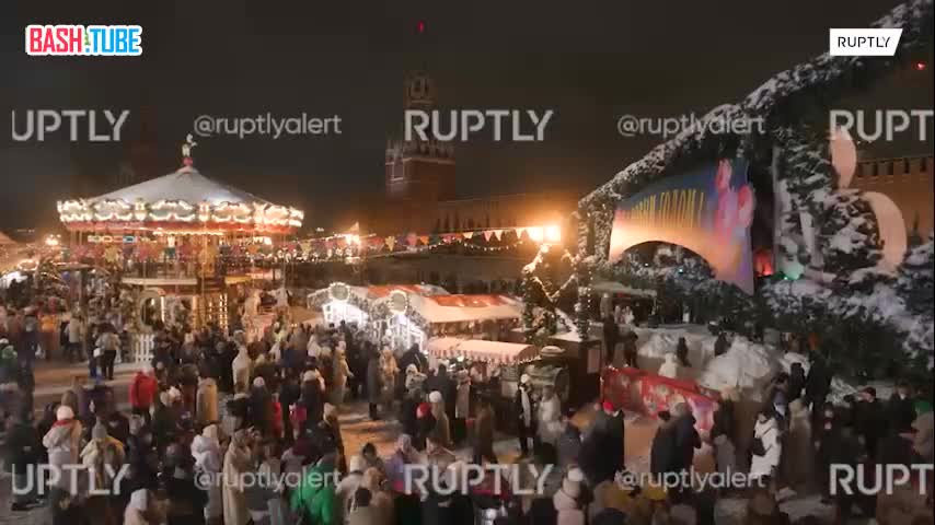  Москвичи и гости города гуляют по украшенной столице в преддверии праздника