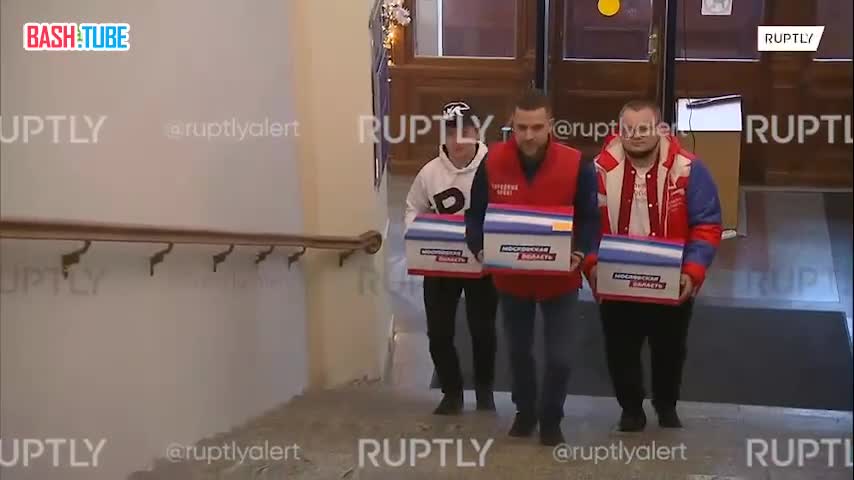 ⁣ В избирательный штаб в Москве привезли первую часть подписей из Московской области в поддержку Владимира Путина