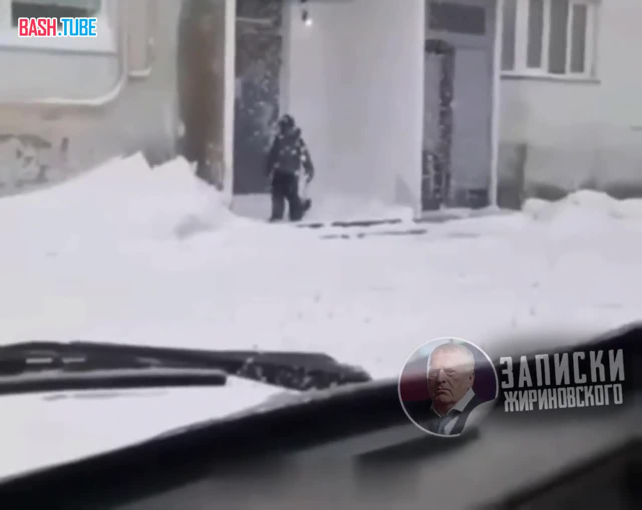 ⁣ На Сахалине семилетний ребёнок после каждого снегопада чистит двор многоэтажки