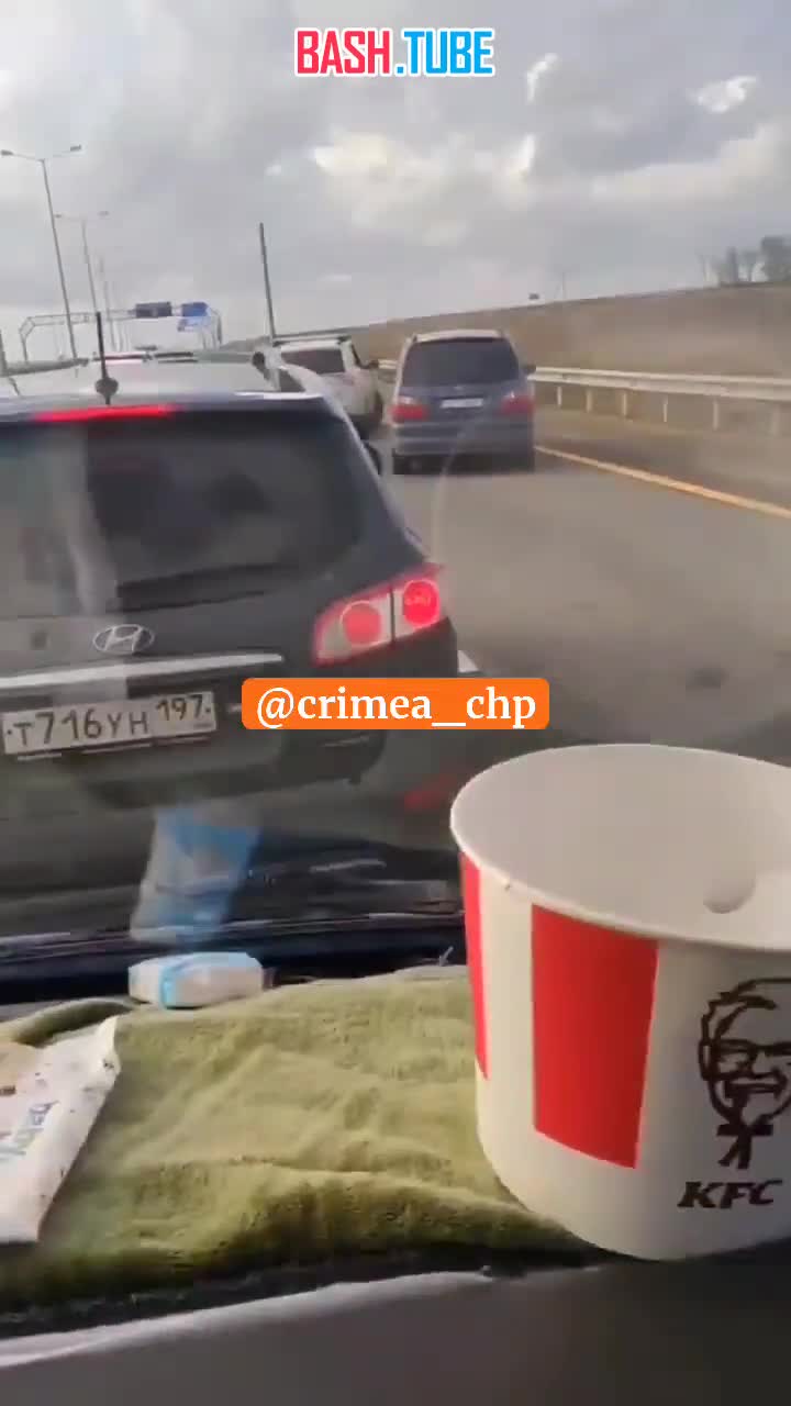 ⁣ Перед Крымским мостом решили перевоспитать «обочечников»