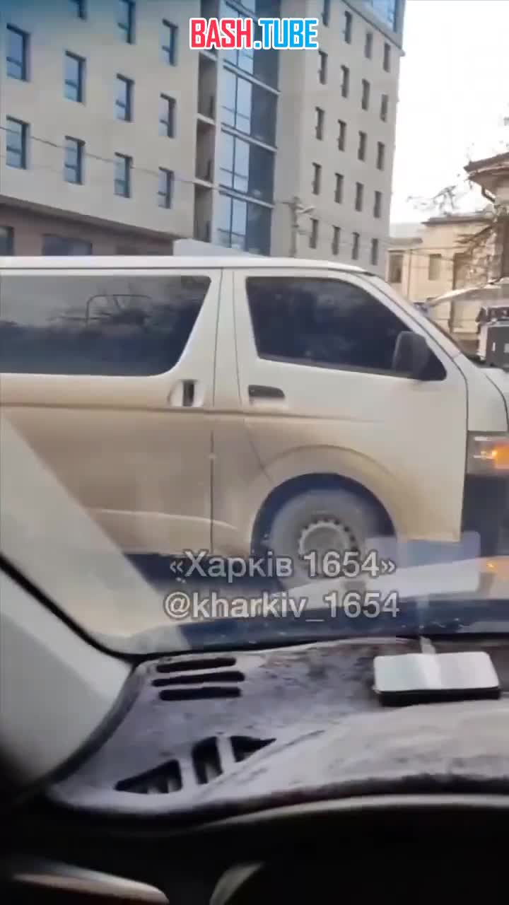 ⁣ В Харькове сотрудники территориального центра комплектации (ТЦК) силой затащили очередного парня в автомобиль