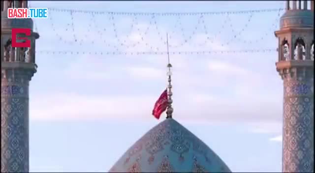 ⁣ Иран поднимает красный флаг мести на куполе мечети Джамкаран