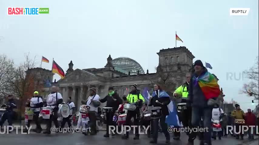 Тысячи человек собрались в центре Берлина на демонстрацию