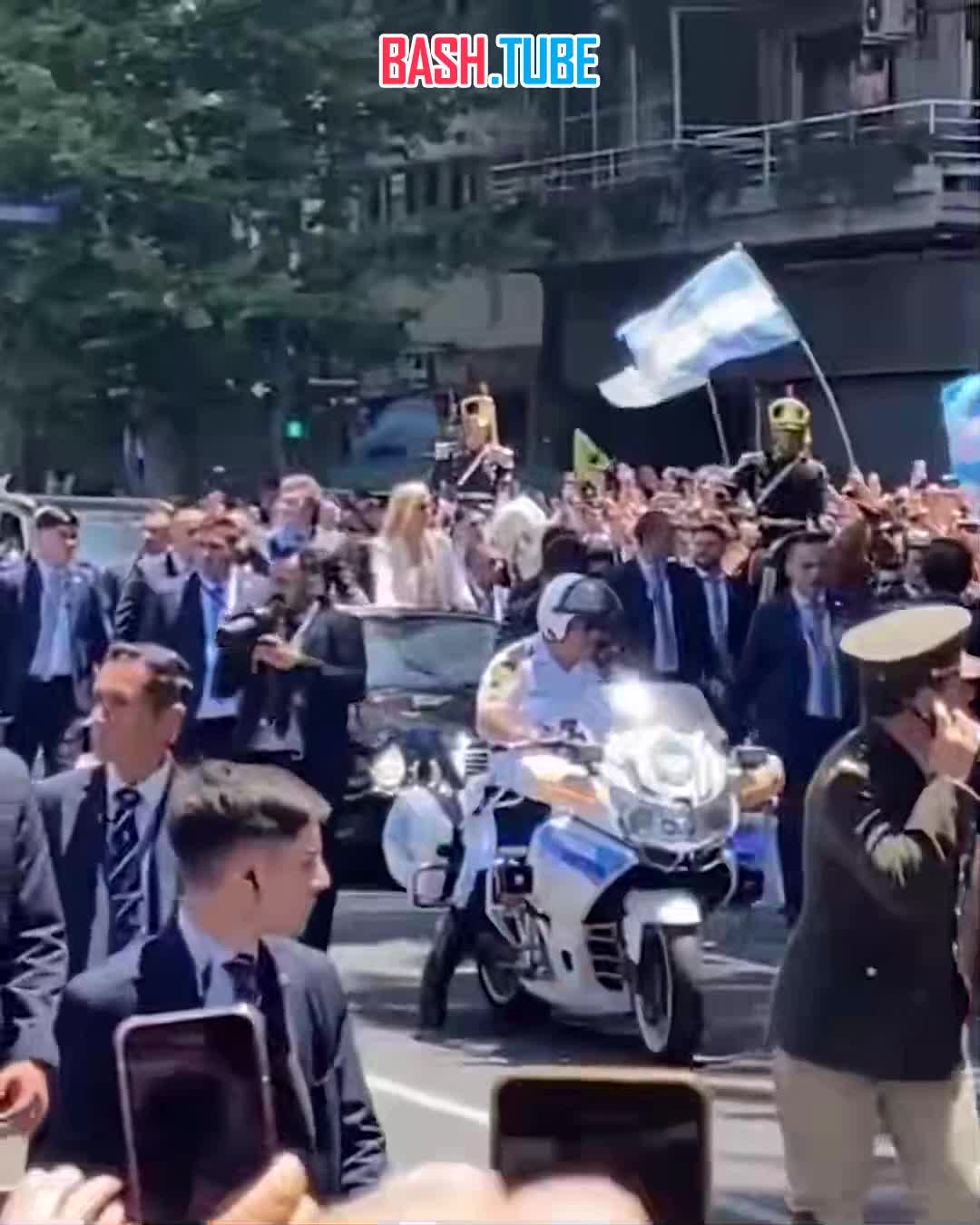 ⁣ В нового президента Аргентины Хавьера Милея бросили бутылку