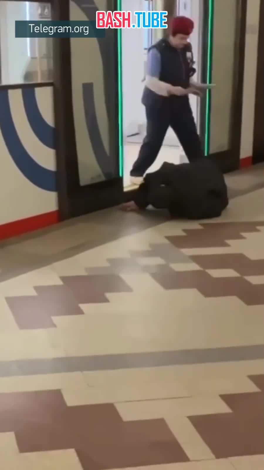 ⁣ Сотрудница метрополитена одной правой оттащила нетрезвое тело подальше от вагона