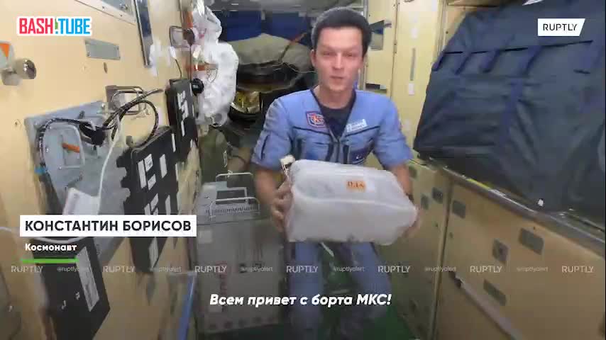  Космонавт Константин Борисов показал и рассказал, что такое костюм «Пингвин» и как он помогает космонавтам в невесомости
