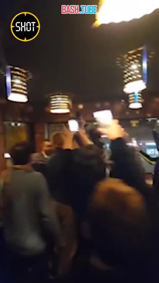 ⁣ Джастин Трюдо сбежал из ресторана от шумных протестующих в Ванкувере