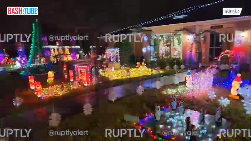 ⁣ Житель города Плано в Техасе украсил свой дом 85 000 огоньков и рождественских украшений в преддверии праздника