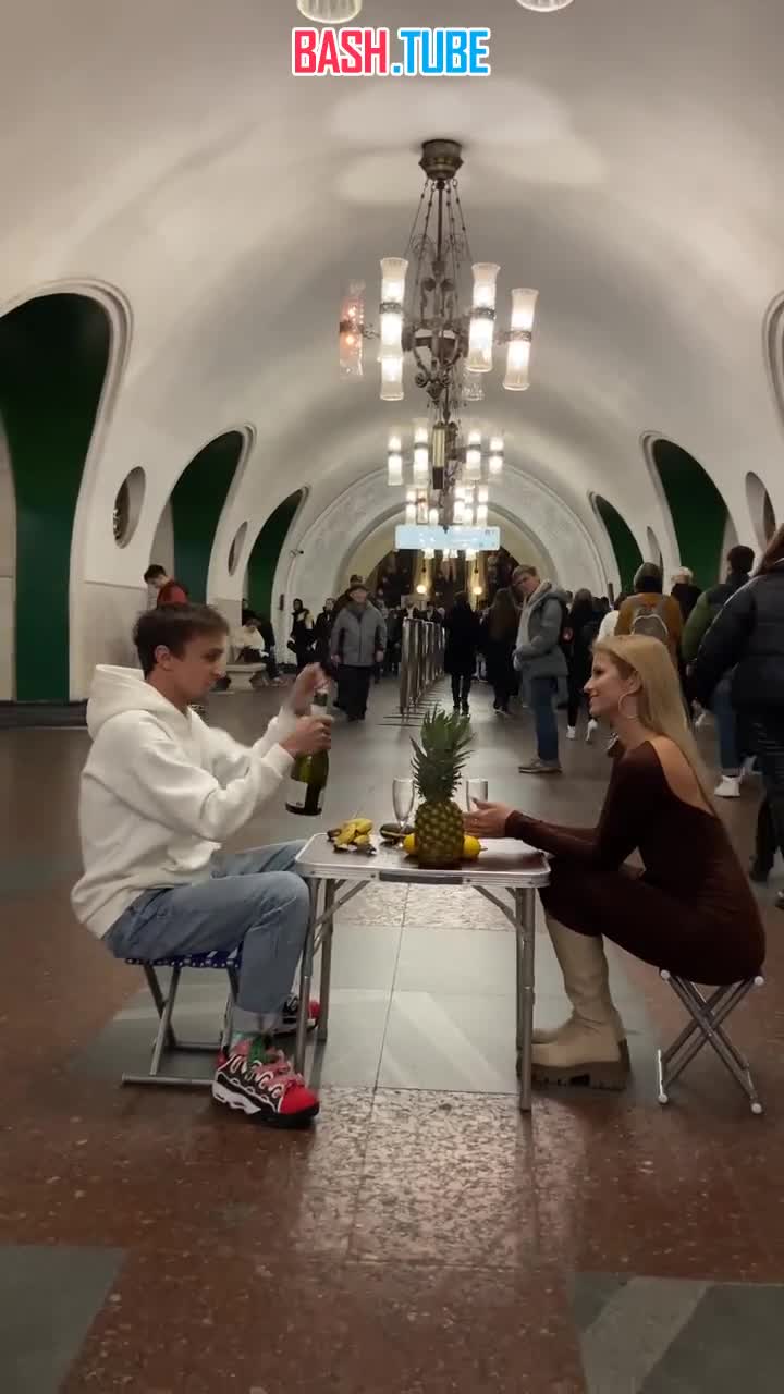⁣ В Москве мужчину арестовали за предложение руки и сердца в метро