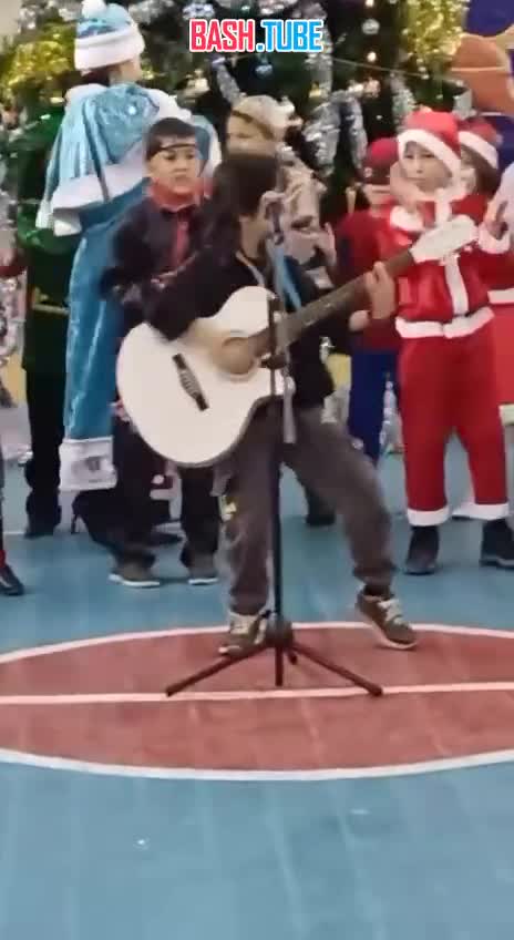 ⁣ Мальчик из Караганды в образе Цоя исполнил песню «Группа крови» на новогоднем утреннике