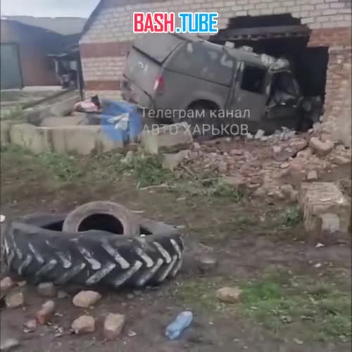 ⁣ Солдаты ВСУ на машине решили протаранить дом