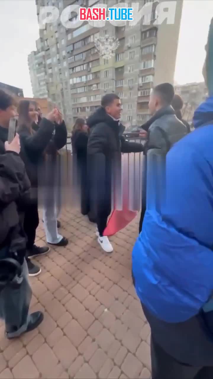 ⁣ Подростки развернули флаг гитлеровской Германии рядом с псом Патроном