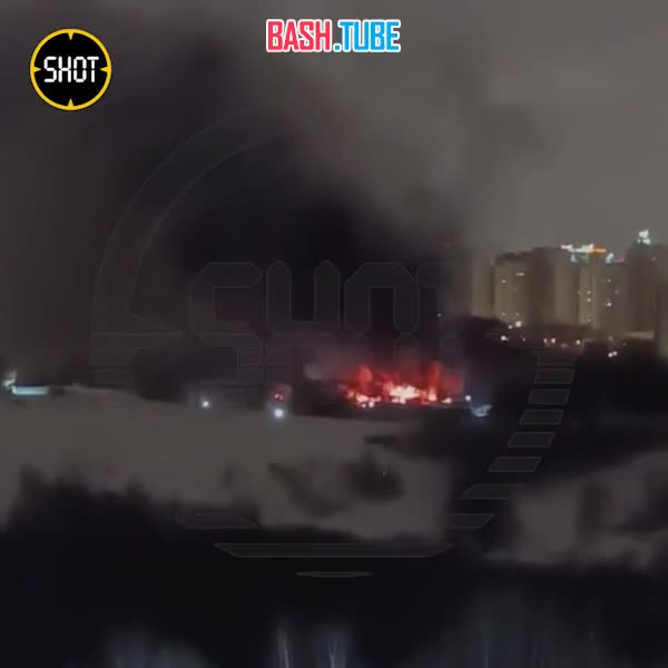 ⁣ Пожар в Москве - на западе столицы загорелся ангар с дизельным топливом на площади около 1000 квадратов