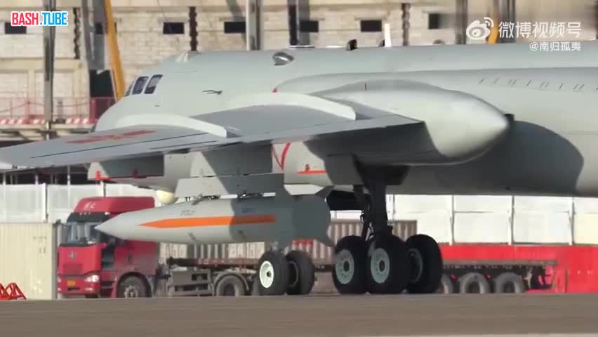  Бомбардировщик H-6N с массогабаритными макетами китайского аналога нашего Кинжала