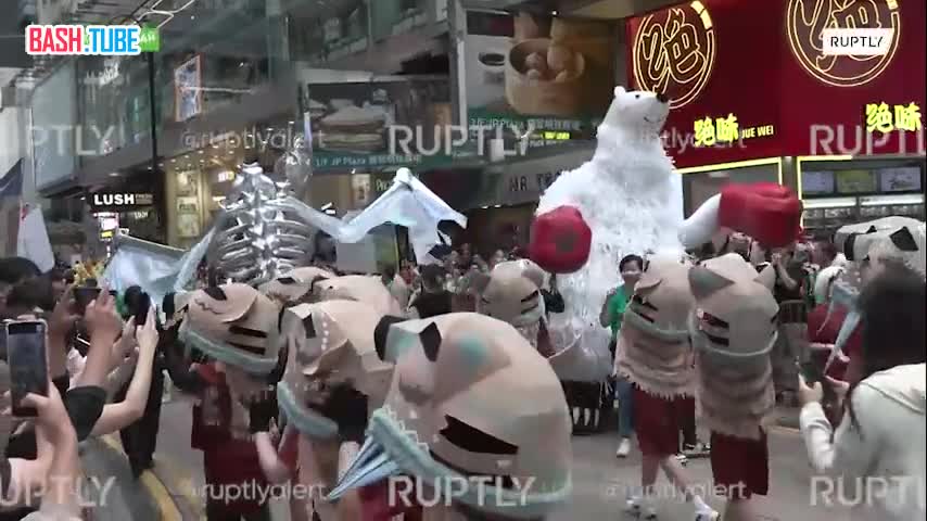  Парад ростовых кукол прошел на улицах Гонконга в рамках ежегодного фестиваля Arts in the Park Carnival Parade