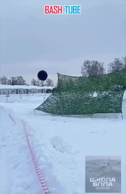 ⁣ Операторы FPV-камикадзе во время тренировок с задачей попасть в черный шарик