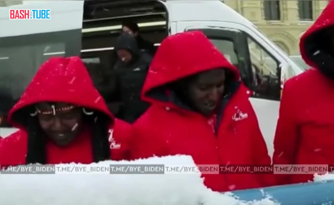 ⁣ Кенийцы, которые никогда прежде не видели снега, оказались на Красной площади