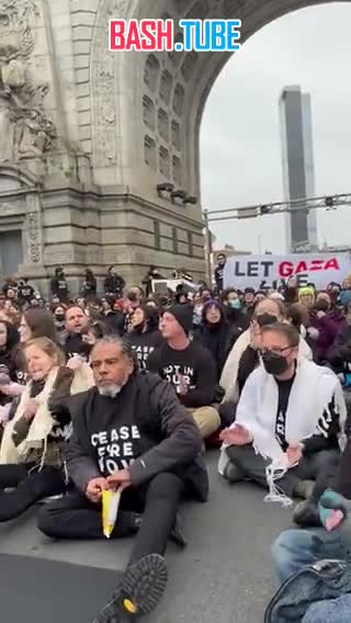 ⁣ Движение на Манхэттенском мосту в Нью-Йорке перекрыто из-за акции протеста против огня в секторе Газа