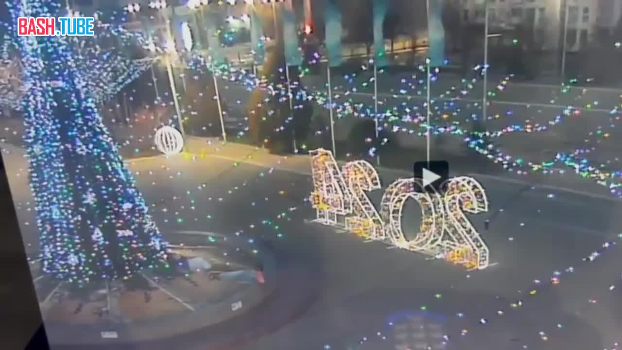⁣ Неизвестный поджег новогоднюю ёлку в Таразе (Казахстан)