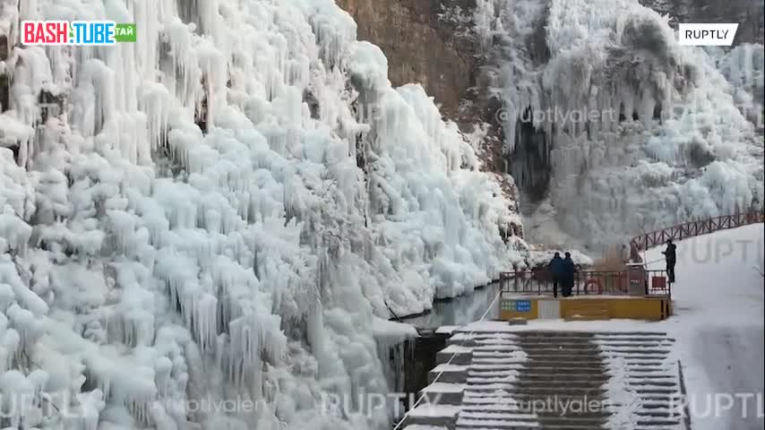 ⁣ Замерзшие водопады в китайском городе Цинчжоу привлекают толпы туристов