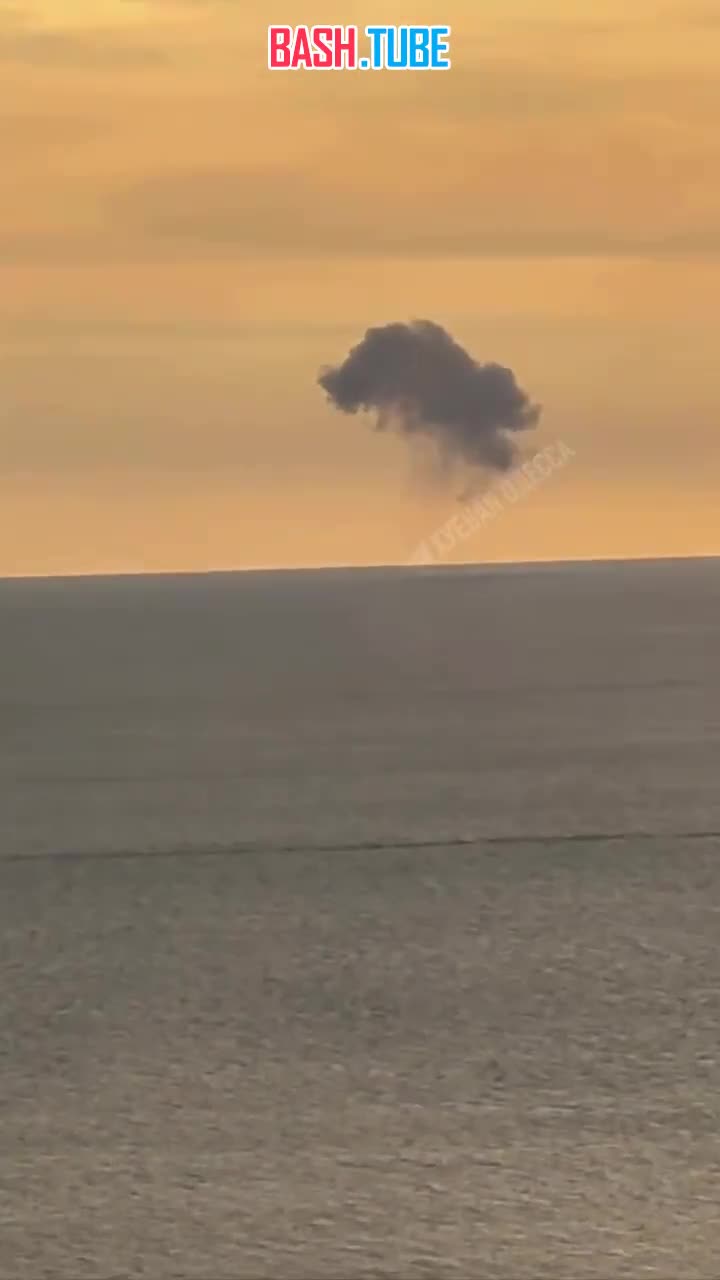 ⁣ В Черном море прозвучал взрыв ― столб дыма навис над одесским побережьем