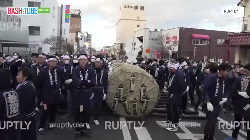  «Пламя традиций»: десятки огромных факелов осветили японский город Сукагава в память о наследии самураев