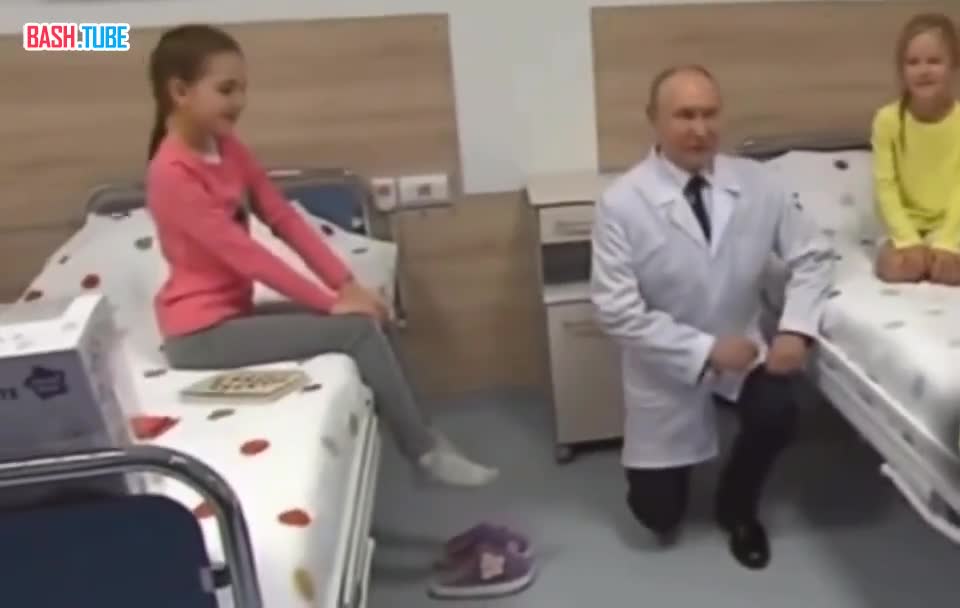  Путин встал на колено перед детьми с онкологией