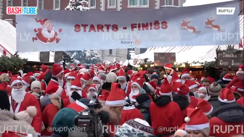 ⁣ Сотни Санта-Клаусов приняли участие в благотворительном забеге