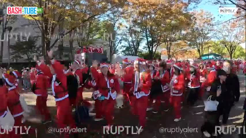 ⁣ «Нам нужны любовь и мир»: ежегодный благотворительный забег Санта-Клаусов в Токио собрал сотни участников