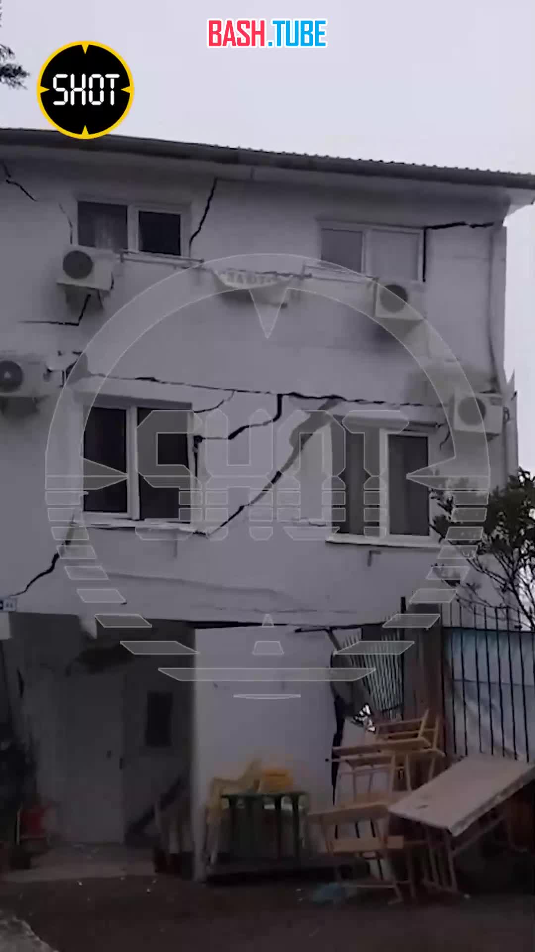  Трехэтажный дом рухнул в Сочи в результате разгула стихии - землю под ним подмыло, и здание обвалилось