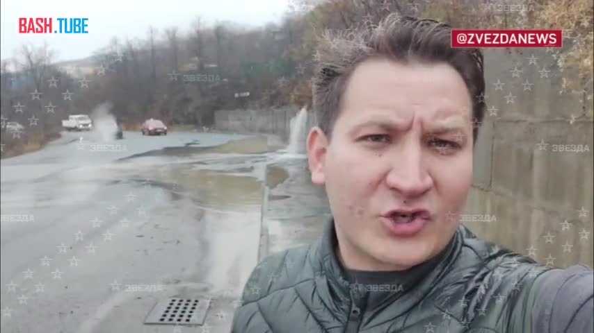 ⁣ Водопады из ливневок затапливают трассы и дворы Владивостока