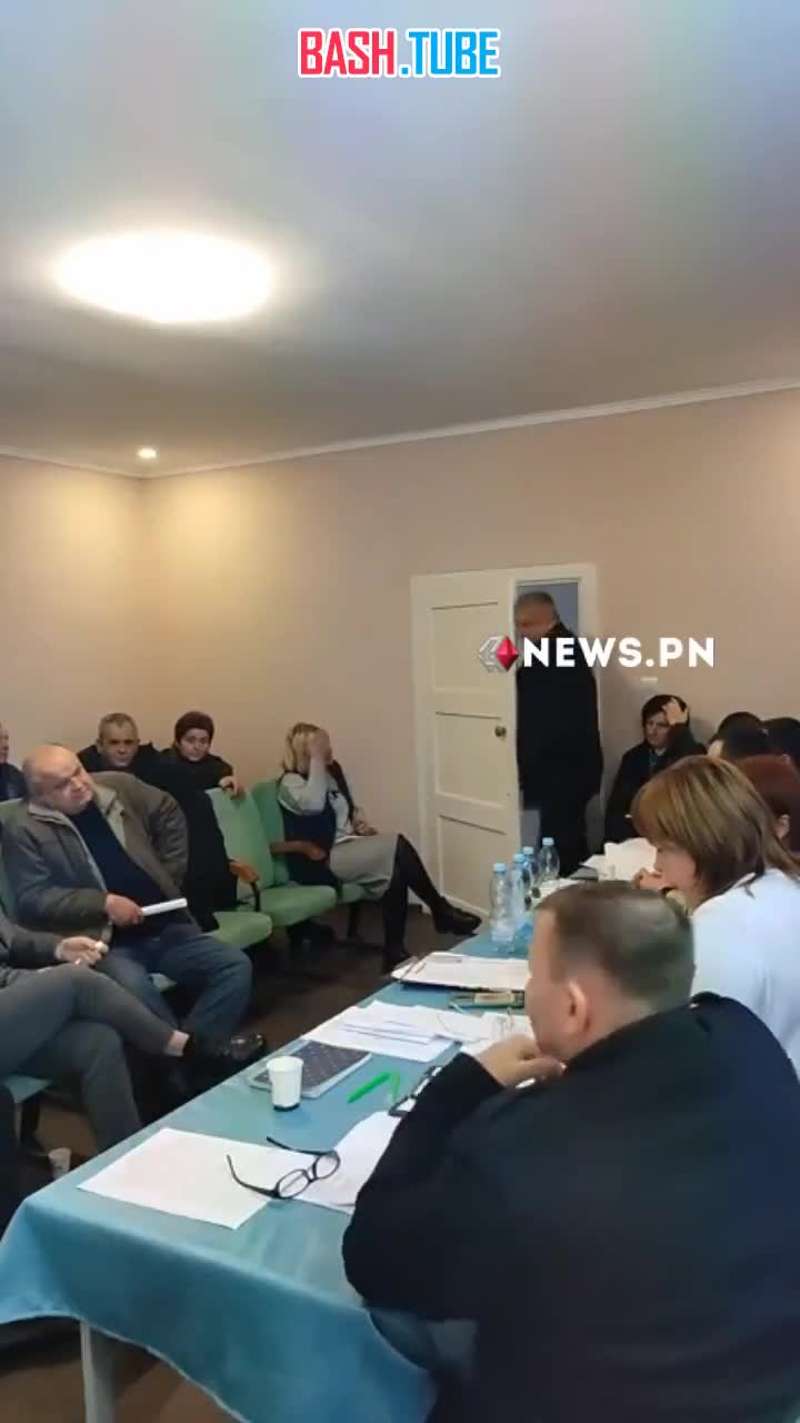 ⁣ На Украине депутат из Закарпатья во время заседания местного сельсовета бросил три гранаты в заседающих