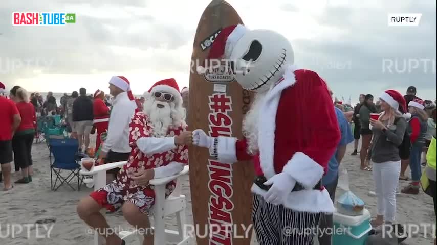  Более 800 Санта-Клаусов сменили рождественские сани на доски для серфинга и вышли покорять волны на Коко-Бич во Флориде