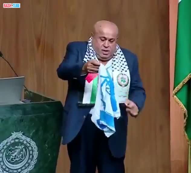  Член парламента Иордании топчет израильский флаг на заседании Лиги арабских государств в Каире