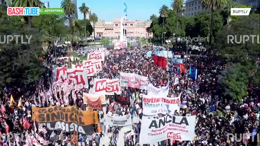 ⁣ Массовые протесты охватили Буэнос-Айрес в связи с новой политикой «шоковой терапии» в Аргентине