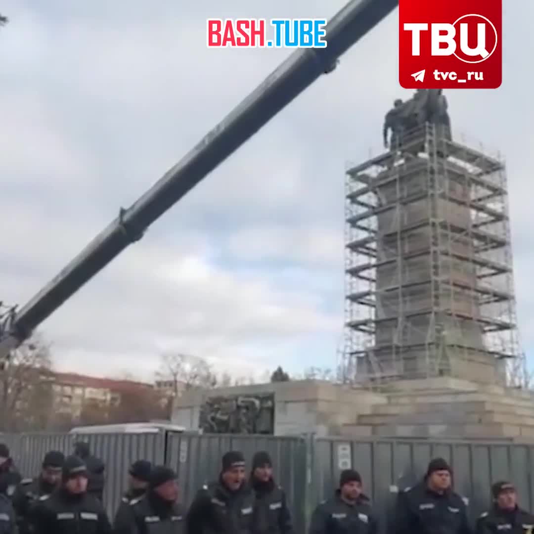  В Болгарии начали снос 69-летнего памятника Советской армии