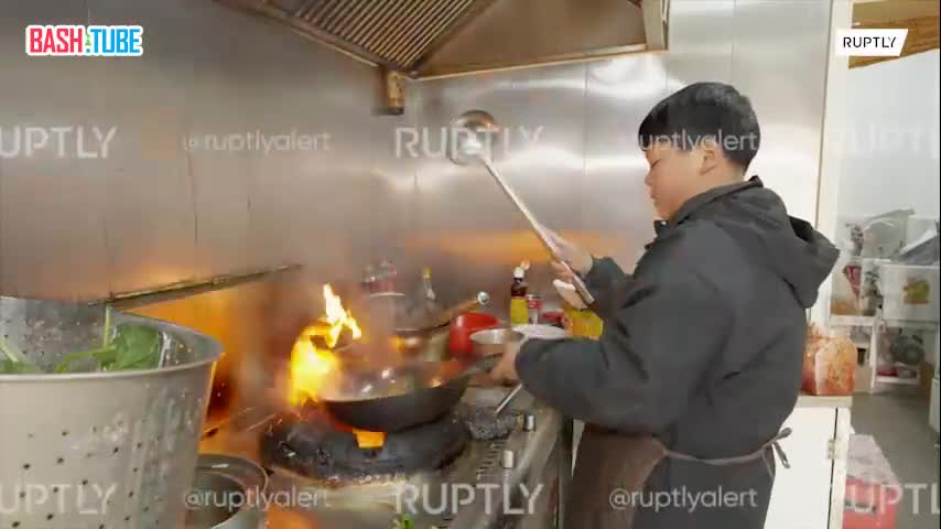  Мальчик из китайской провинции Аньхой работает поваром в ресторане своих родителей