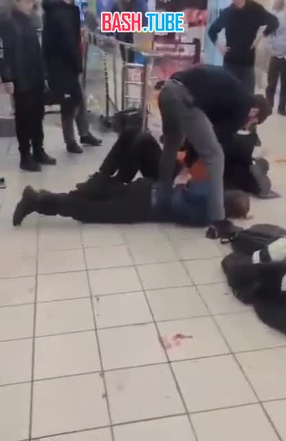 ⁣ Охранники избили троих посетителей торгового центра в Санкт-Петербурге