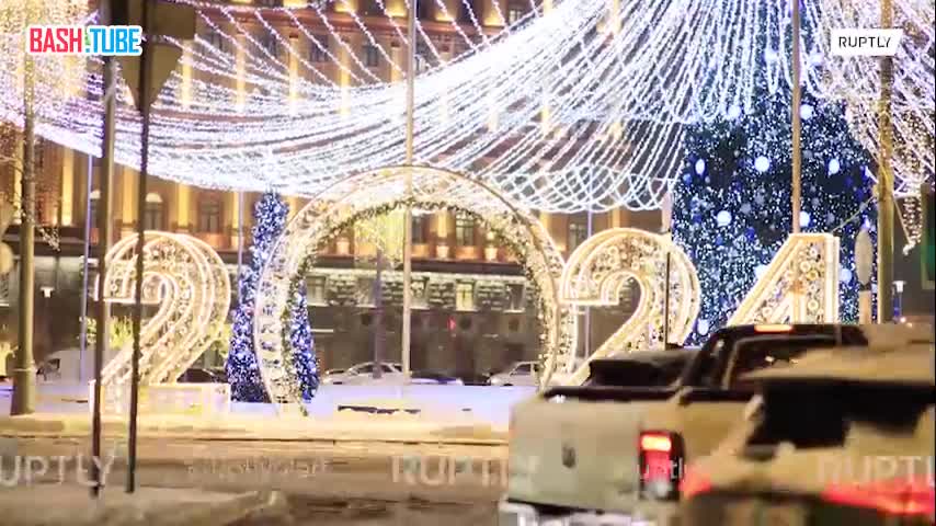⁣ В преддверии Нового года Москву украсили более четырех тысяч световых декораций, арок и елей