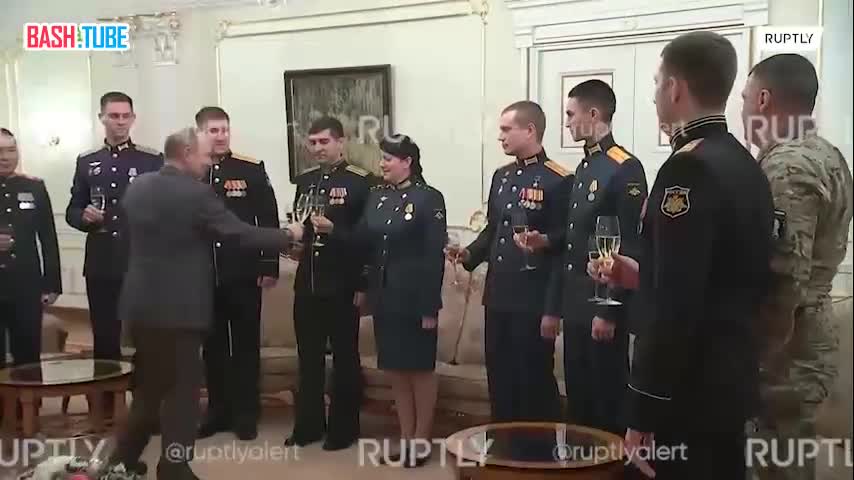 ⁣ Путин выпил бокал шампанского вместе с участниками спецоперации, представляющими разные виды войск