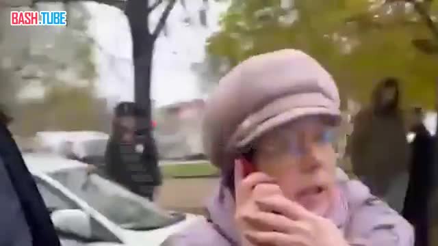 ⁣ Питерская пенсионерка подожгла фургон напротив военкомата, выкрикивая «Слава Украине»