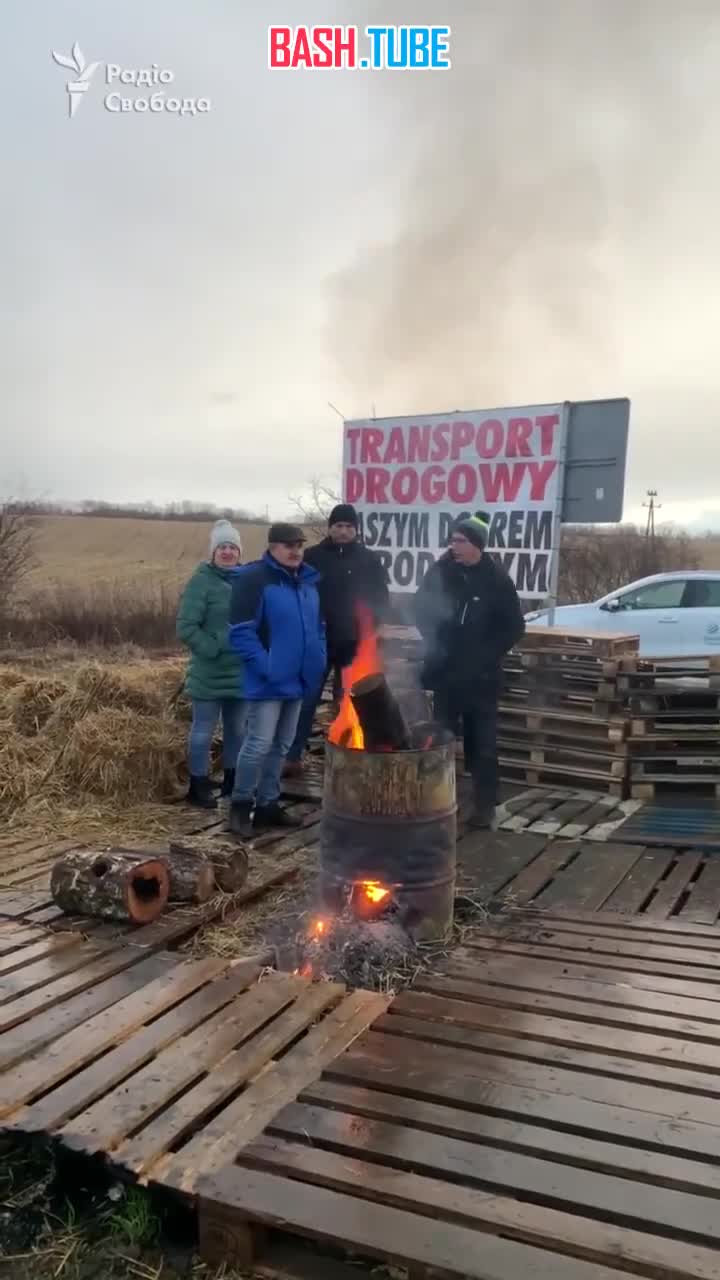 ⁣ Польские фермеры возобновили блокировку пункта пропуска «Медика – Шегини» на границе с Украиной