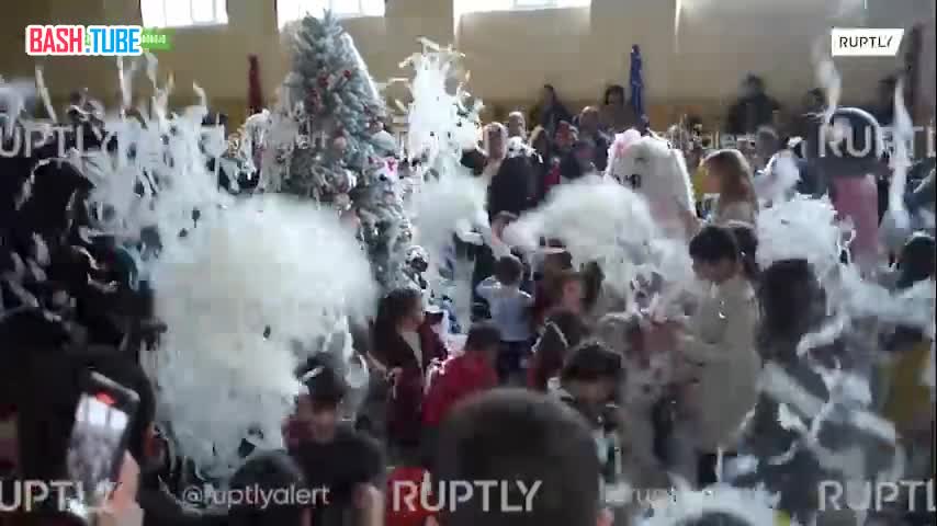  В армянском Масисе устроили новогодний праздник для детей, переехавших из Карабаха