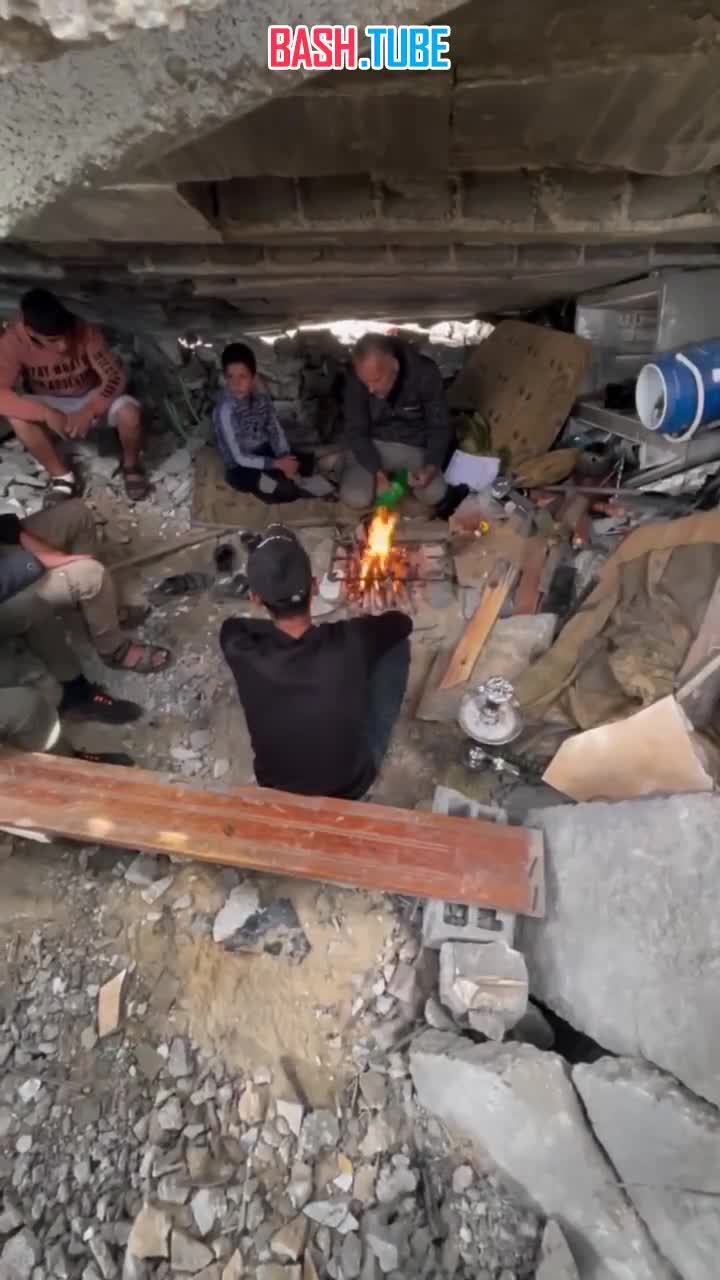  Палестинская семья продолжает жить под обломками дома в секторе Газа