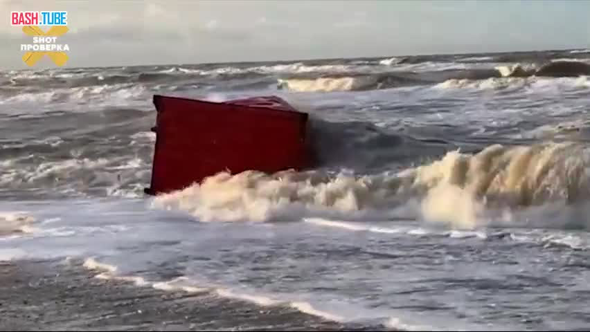  Тысячи ботинок выбросило на пляжи Дании - из-за мощного шторма «Пиа» датское судно Maersk потеряло 46 контейнеров с товарами